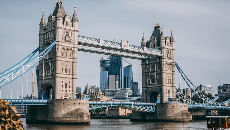 UK Finance Daily: Crypto Donations, Scam Sites & Switching